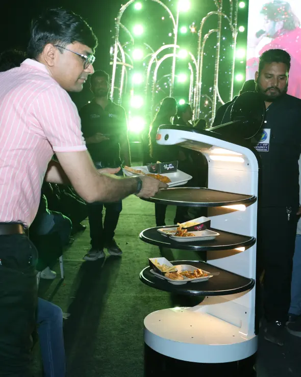 serving-robot-at-event
