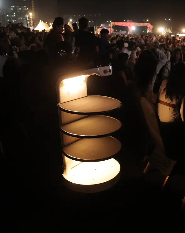 serving-robot-at-event